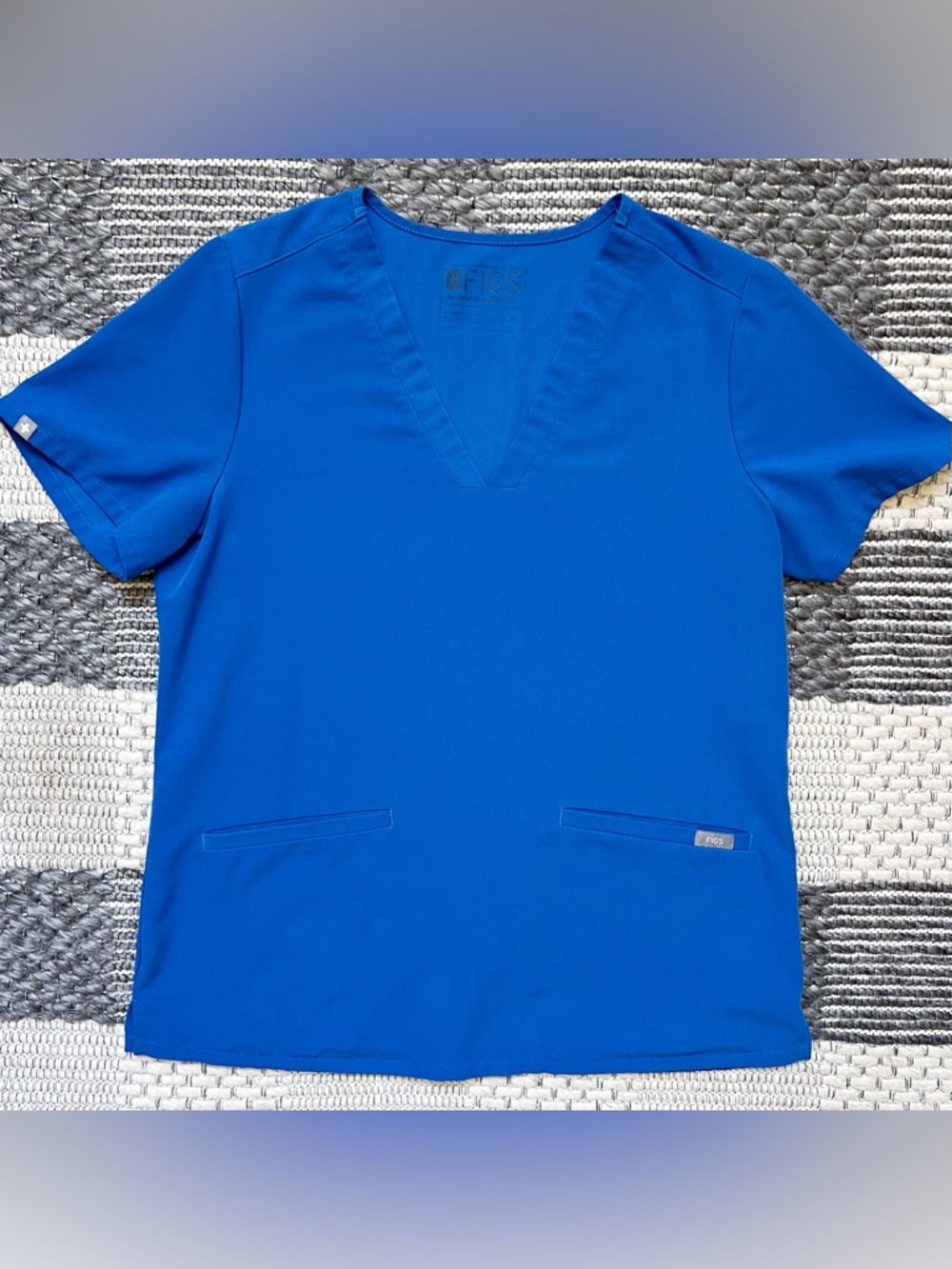 Figs Men's Chisec Two-Pocket Scrub Top Size Medium Royal Blue